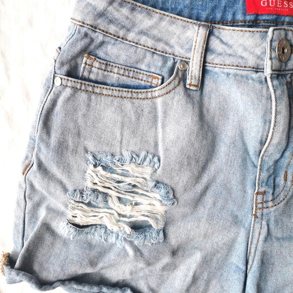 Stylish GUESS Jean shorts - Picture 2 of 6
